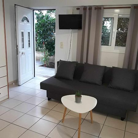 Simple, Calm And Center 2 Apartment Kalamata Bagian luar foto