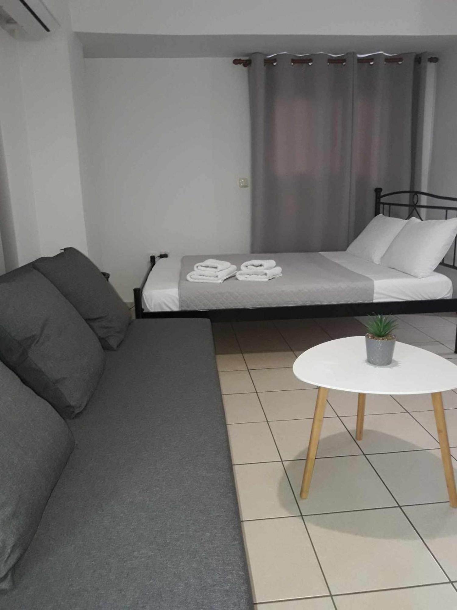 Simple, Calm And Center 2 Apartment Kalamata Bagian luar foto