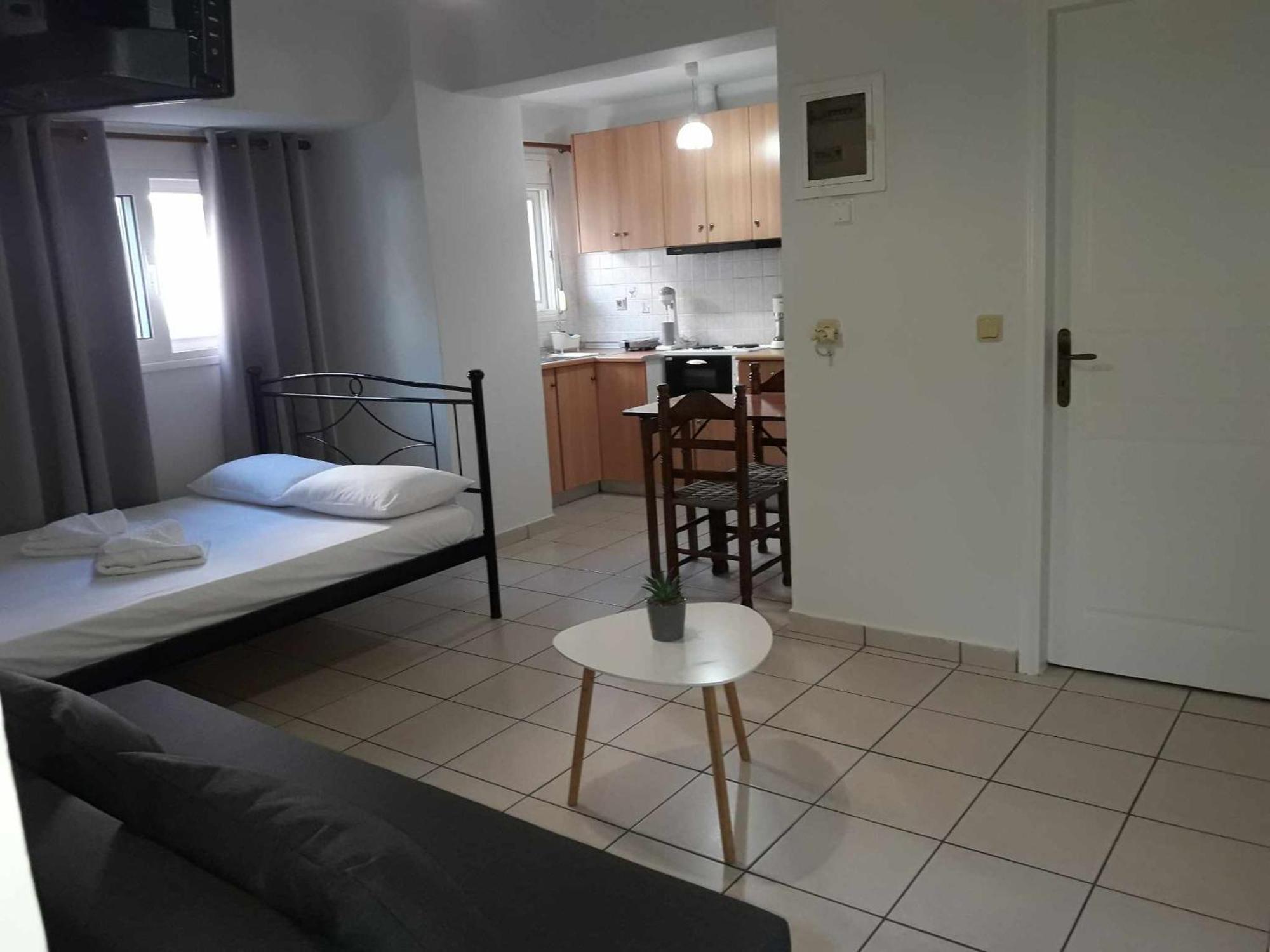 Simple, Calm And Center 2 Apartment Kalamata Bagian luar foto