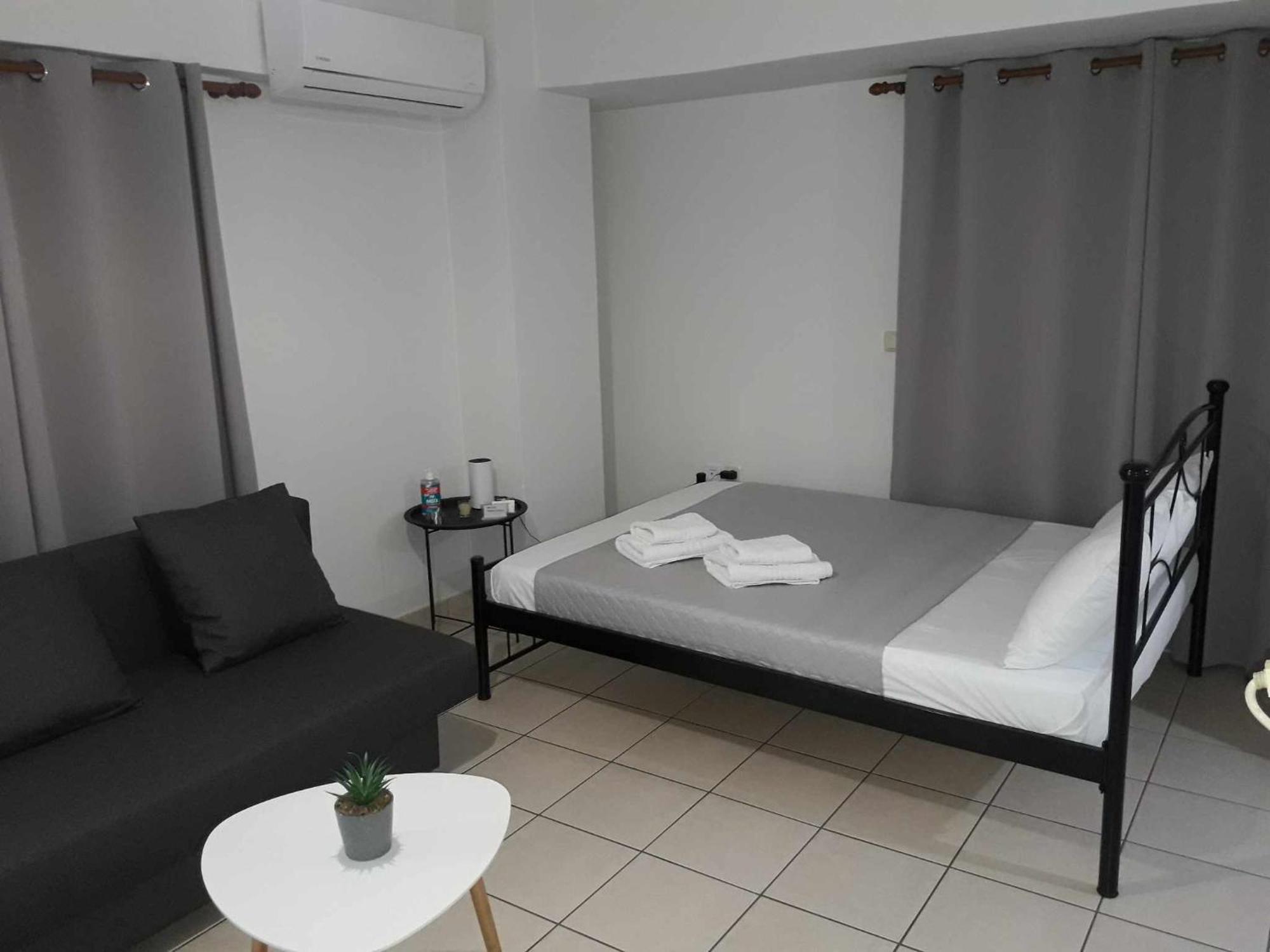 Simple, Calm And Center 2 Apartment Kalamata Bagian luar foto