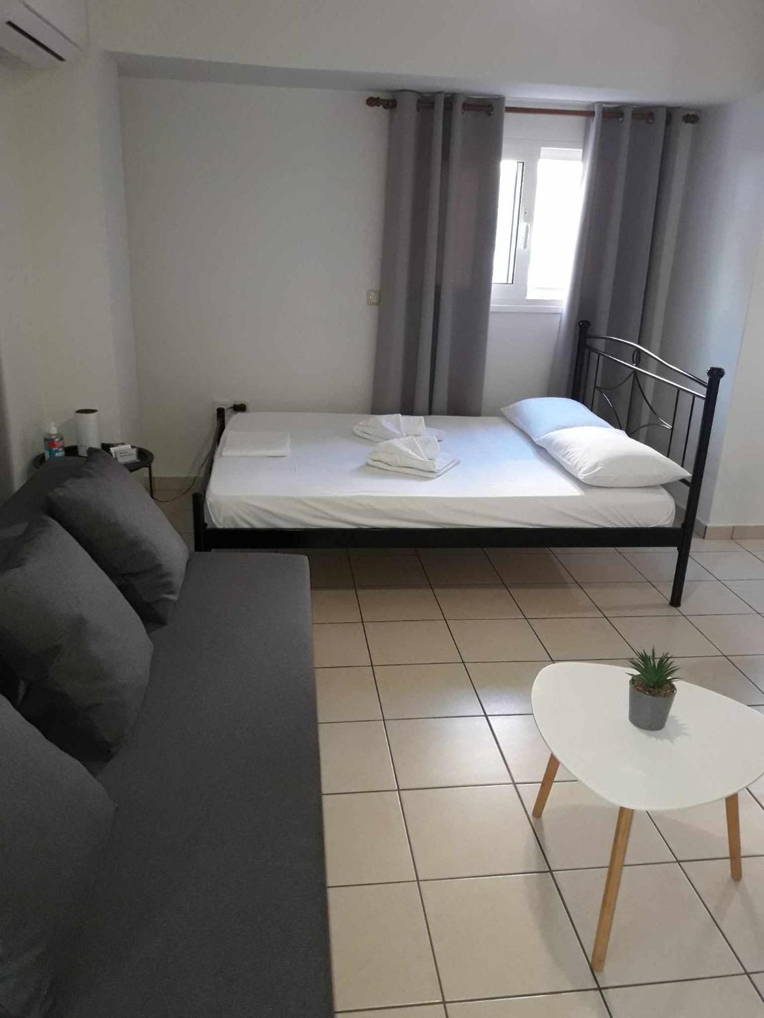 Simple, Calm And Center 2 Apartment Kalamata Bagian luar foto