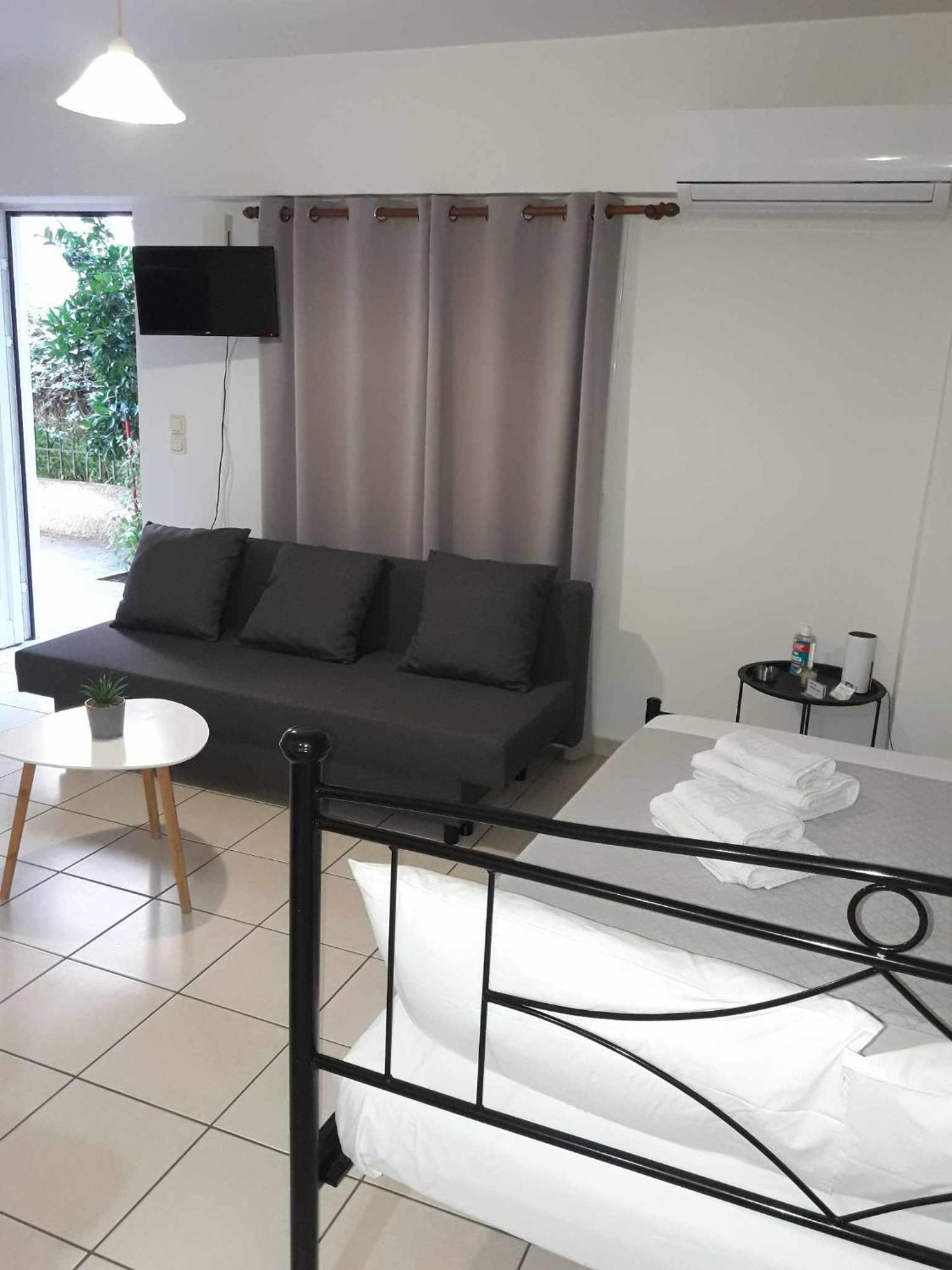 Simple, Calm And Center 2 Apartment Kalamata Bagian luar foto