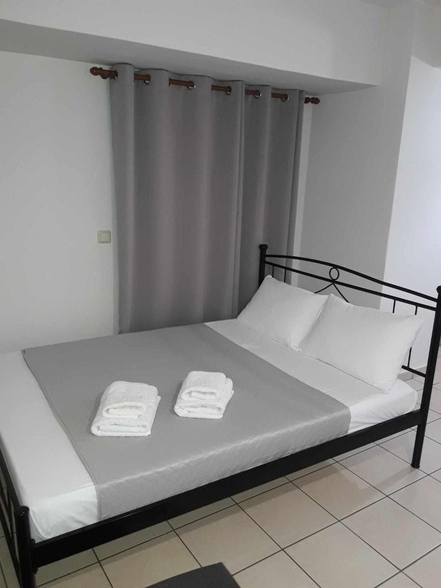 Simple, Calm And Center 2 Apartment Kalamata Bagian luar foto