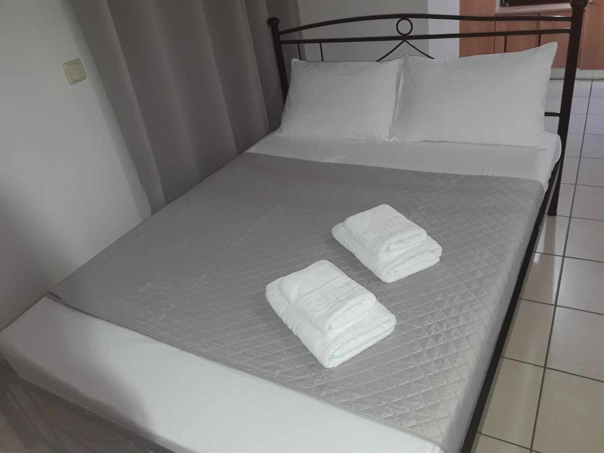 Simple, Calm And Center 2 Apartment Kalamata Bagian luar foto